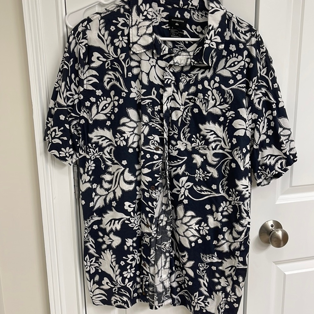 Quiksilver Hawaiian navy and white short sleeve size extra-large xl